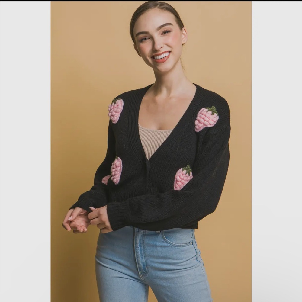 🆕🍓BLACK / PINK STRAWBERRY SWEATER